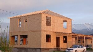Строительство дома из СИП панелей. 1й и 2й этаж готовы. Осталась кровля