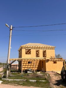 Строительство дома из СИП панелей. 1й и 2й этаж готовы. Осталась кровля
